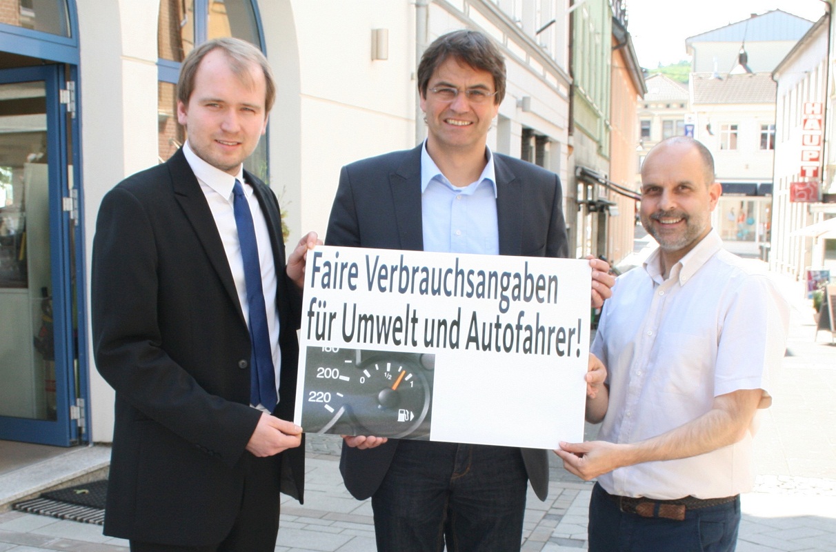 Martin Klug VZ NRW, Peter Liese und Ingo Döring Verbraucherzentrale Iserlohn setzen sich für korrekte Verbrauchsangaben bei Autos ein