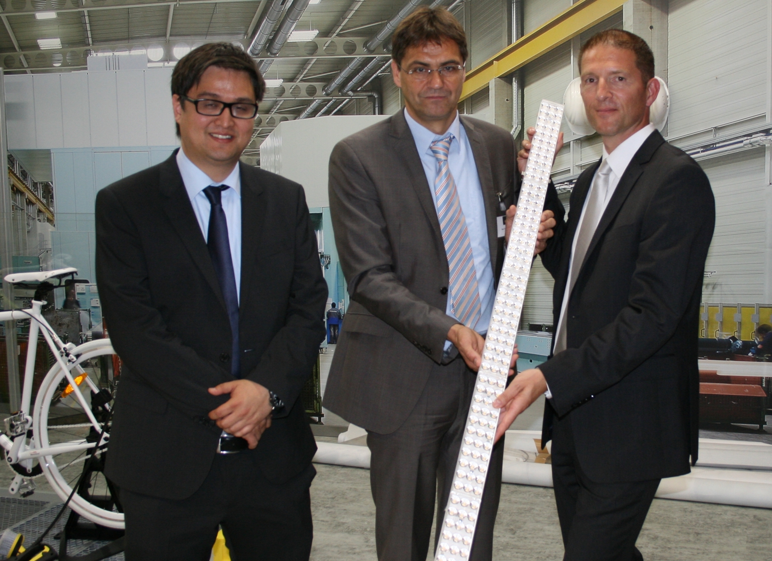 Johannes Rump (Oventrop), Dr. Peter Liese und Joachim Geiger (Trilux) setzen sich für eine ambitioniertes Ziel beim Thema Energieeffizienz ein